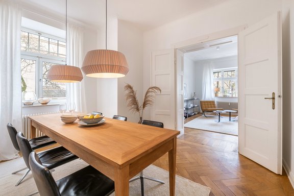 Eine bildschöne historische Flügeltür gliedert Wohn- und Esszimmer