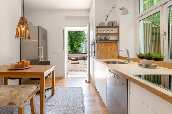 An die gemütliche Wohnküche schließt sich die private Terrasse an