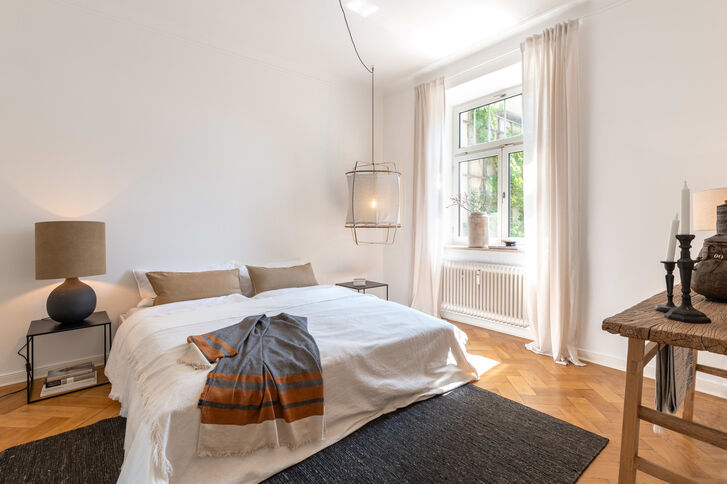 Das Schlafzimmer weist auf die straßenabgewandte Süd-Ost-Terrasse