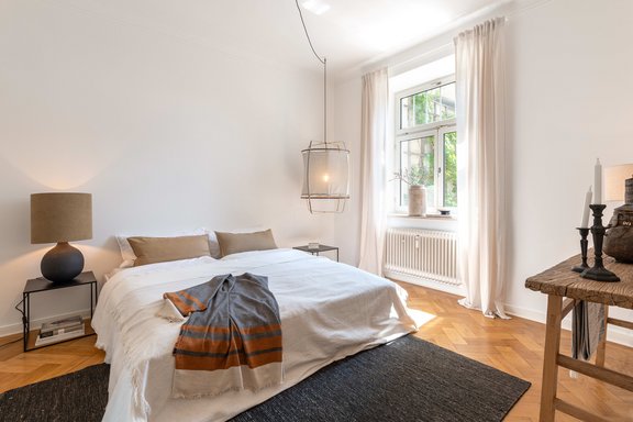 Das Schlafzimmer weist auf die straßenabgewandte Süd-Ost-Terrasse