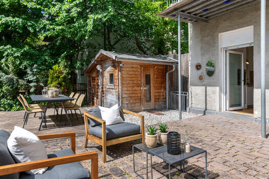 Die Terrasse verfügt über eine Sauna mit Gartenhaus
