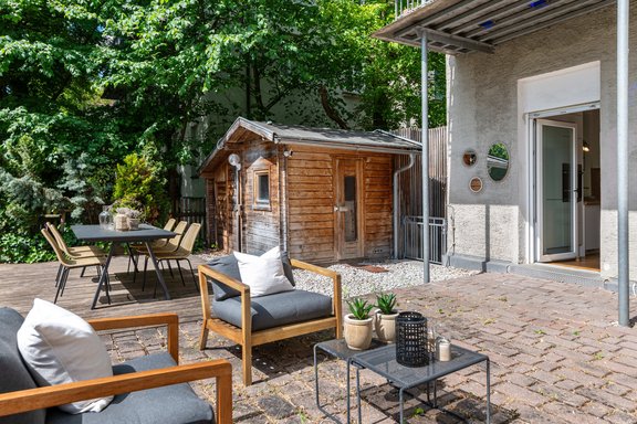Die Terrasse verfügt über eine Sauna mit Gartenhaus