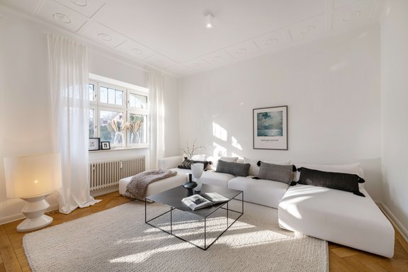 Die Jugendstil-Stuckdecke verleiht dem Wohnen einen stilvollen Rahmen