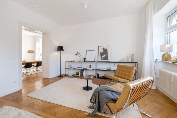 Die Räume bestechen durch großzügige Proportionen und historische Elemente