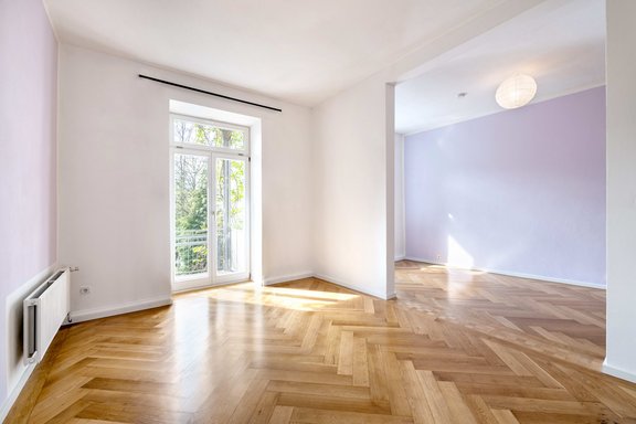 Wohnzimmer mit Balkon