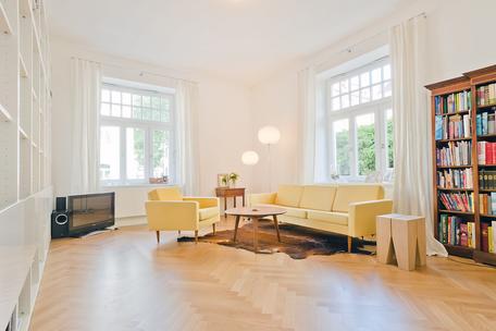 Charming 4-room old building apartment with balcony