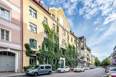 Charming 4-room old building apartment with high ceilings and balcony in prime urban location