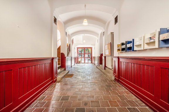 Geräumiges Treppenhaus