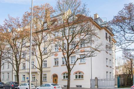 Charmante 4-Zimmer-Altbauwohnung mit Jugendstil-Details und ca. 101 m² sonniger Terrasse