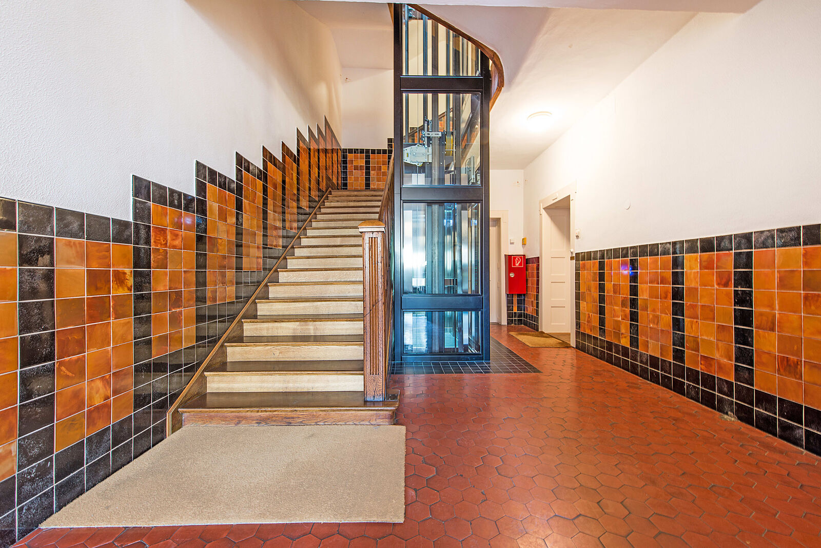 Treppenhaus mit Lift