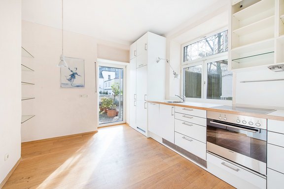 Küche mit Terrassenzugang