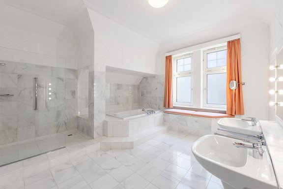 Badezimmer mit Stuckornamenten