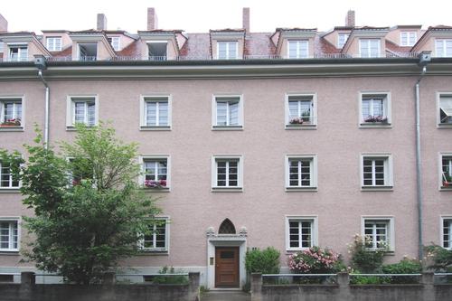 Charmante Altbauwohnung mit Parkett, Stuck und Balkon in ruhiger grüner Lage am Dantebad