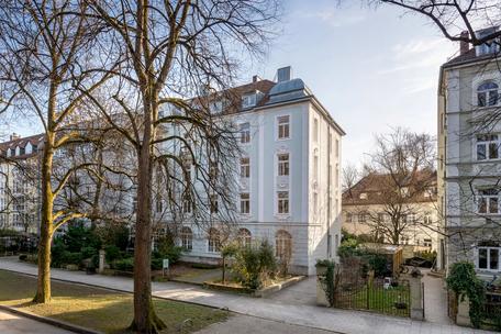 Charmante, bezugsbereite 2-Zimmer-Altbau-Wohnung in grüner Spitzenlage