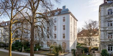 Charmante, bezugsbereite 2-Zimmer-Altbau-Wohnung in grüner Spitzenlage