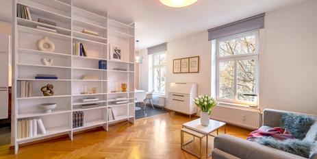 Charming, move-in-ready 2-bedroom apartment in a historic building in a prime, green location