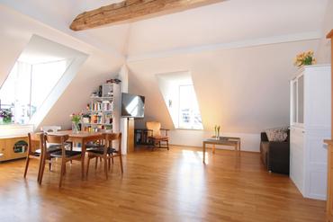 Charmante Dachgeschosswohnung mit zwei Dachterrassen in denkmalgeschütztem Altbau