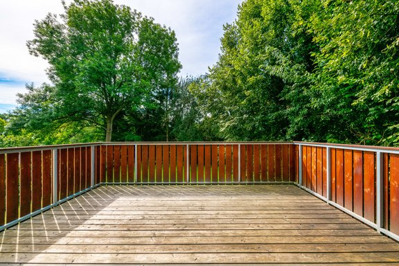 Großes Terrassendeck mit Südausrichtung