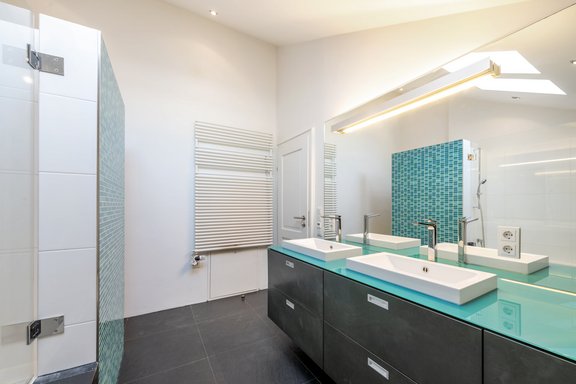 Bathroom on the upper floor with double washbasin, shower and bathtub