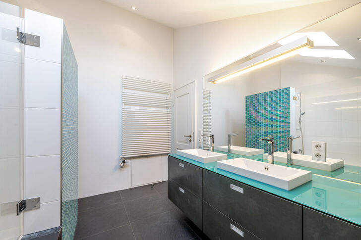 Bad im OG mit Doppelwaschtisch, Dusche und Wanne