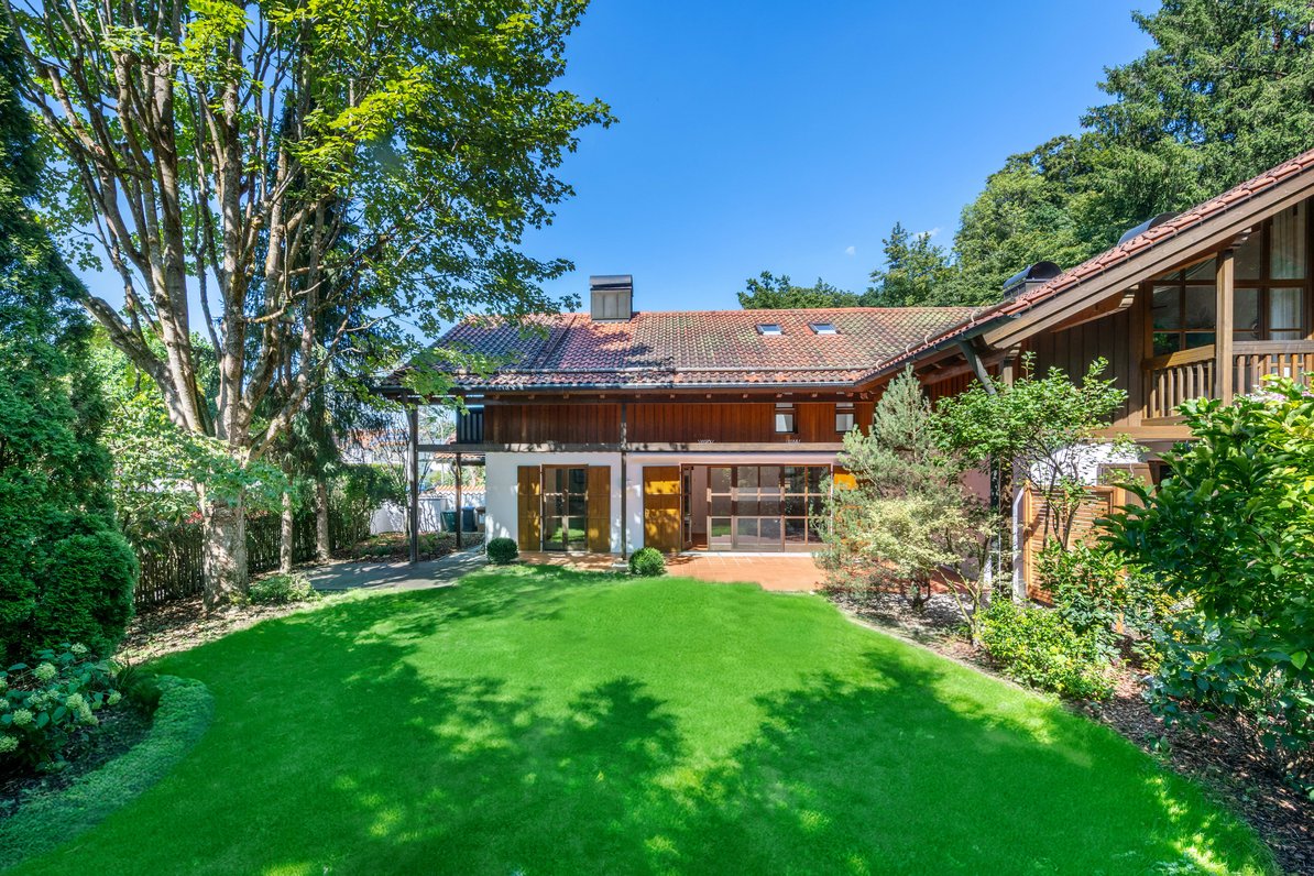 Idyllic and sunny south-facing garden