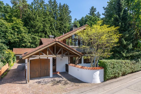 Charming semi-detached house in a quiet location