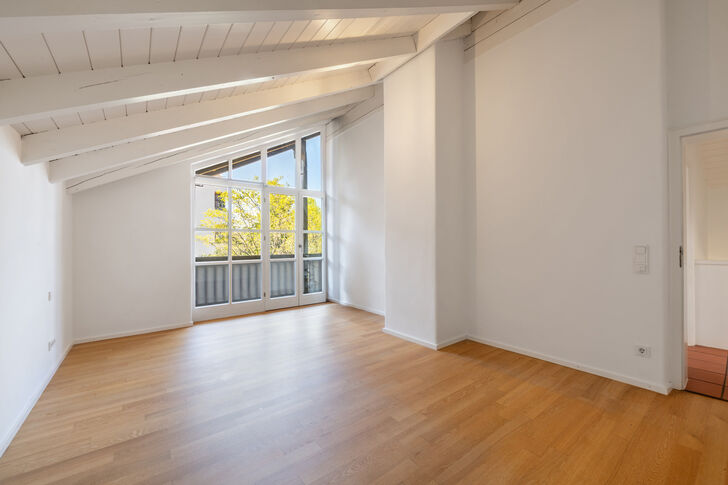 Lichtes Zimmer im DG mit Balkon