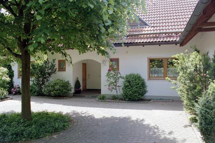 Charmante Doppelhaushälfte mit schönem Südgarten