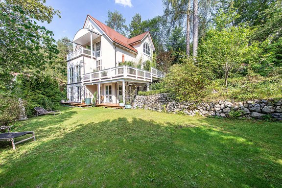 Hausansicht mit Garten