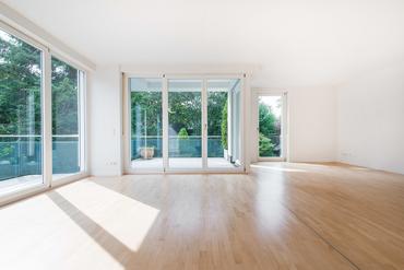 Charming, spacious 2.5-room apartment with three terraces in a quiet location