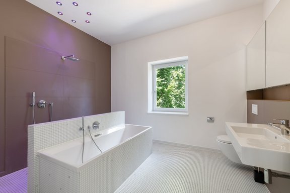 Sehr komfortables Bad