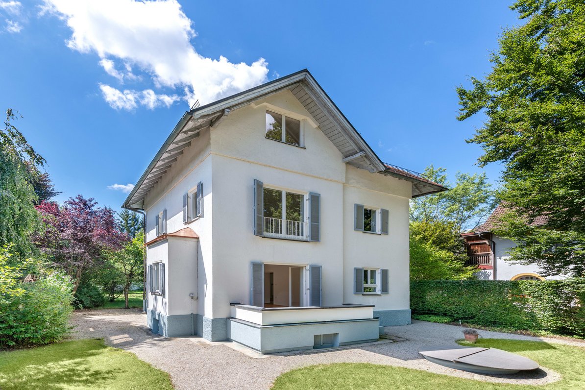 Spacious old villa