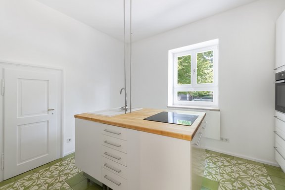 Geräumige Küche mit Speis