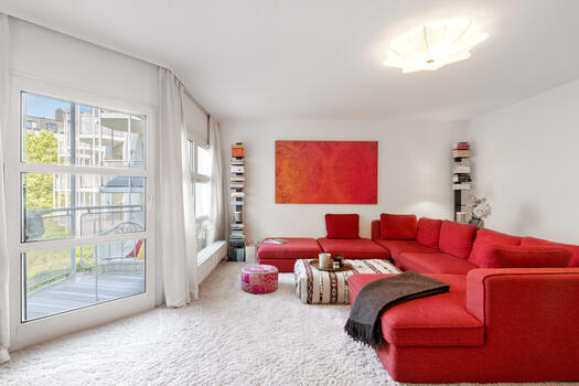 Wohnzimmer mit Balkonzugang