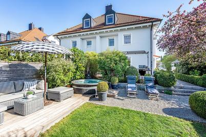 Charmante Haushälfte mit Sauna und Traumgarten