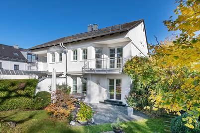 Charmante Haushälfte mit zauberhaftem Südwest-Garten