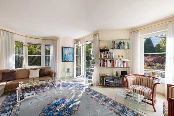 Wohnzimmer mit Gartenblick