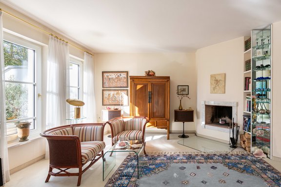 Kamin und sonniges Ambiente