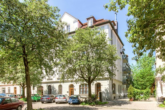 Listed old building in absolutely central and yet quiet location