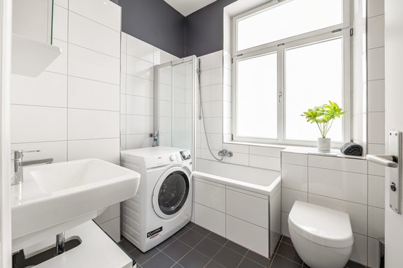 Bad mit Tageslicht und Waschmaschinenanschluss