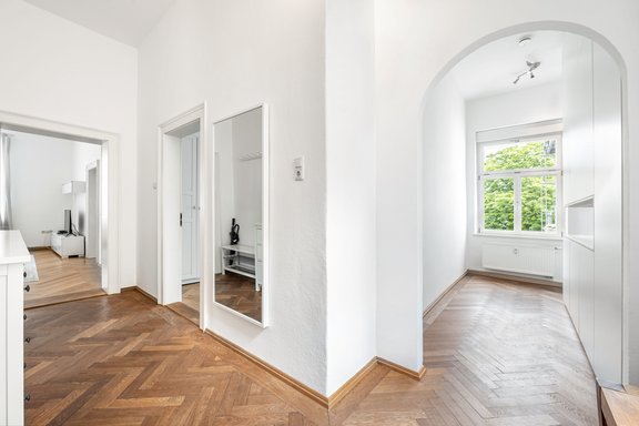 Eichenparkett und hohe Decken schaffen Altbau-Flair