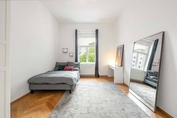 Dieser attraktive Raum bietet sich als Kinder- bzw. Gäste-/Arbeitszimmer an