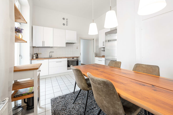 Wohnküche mit anschließendem Balkon zum Hof