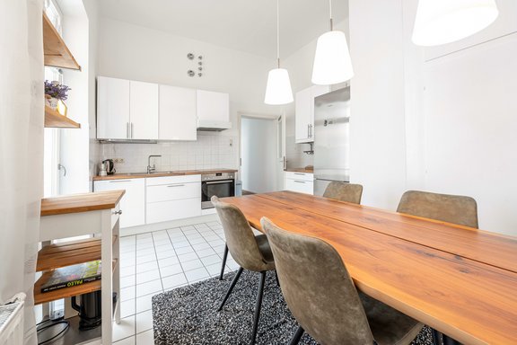 Wohnküche mit anschließendem Balkon zum Hof