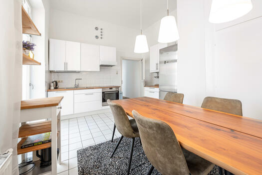 Kitchen-living room with adjoining balcony to the courtyard