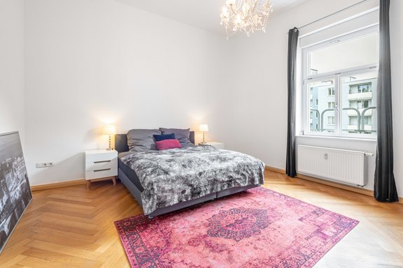 Als ruhiger Rückzugsort präsentiert sich das Schlafzimmer