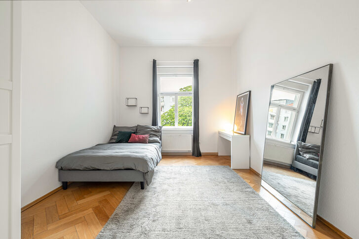 Dieser attraktive Raum bietet sich als Kinder- bzw. Gäste-/Arbeitszimmer an