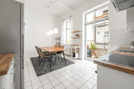 Kitchen living with balcony access
