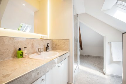 Helles Tageslichtbadezimmer