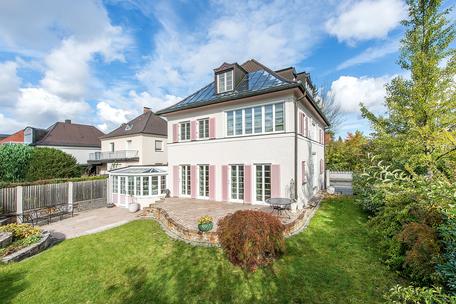 Charmante, hochwertig sanierte Altbau-Villa von 1928 mit zauberhaftem Südgarten